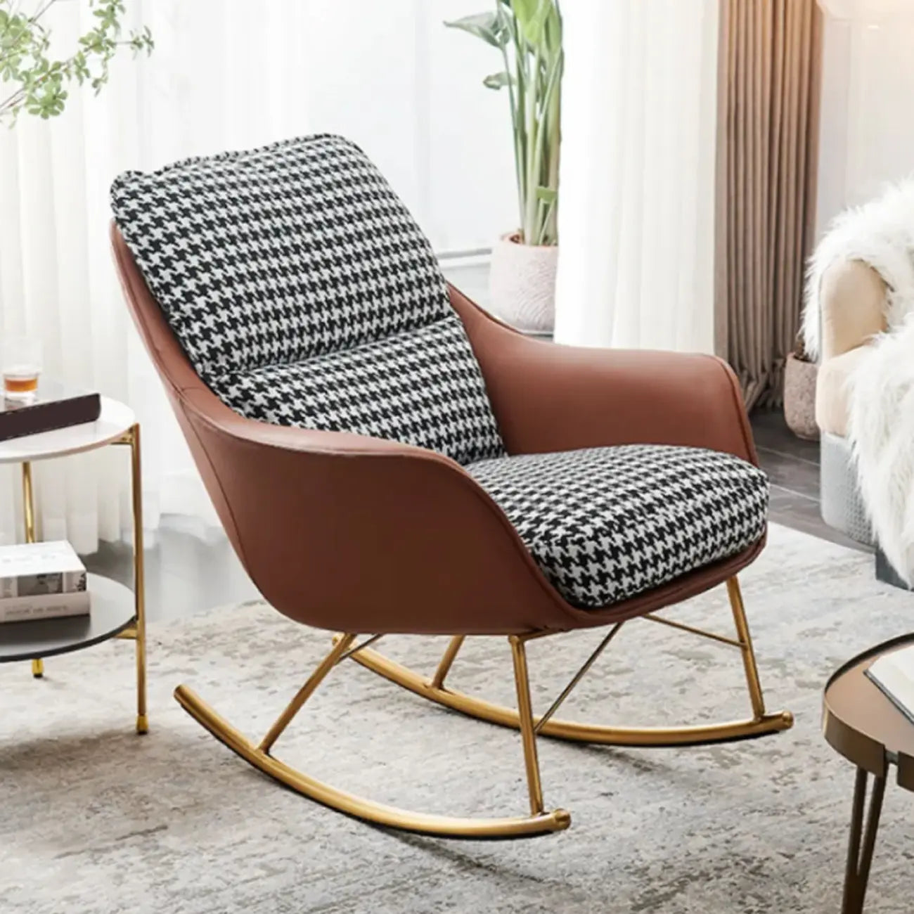 Fauteuil à bascule rembourré à motif pied-de-poule avec accoudoirs droits