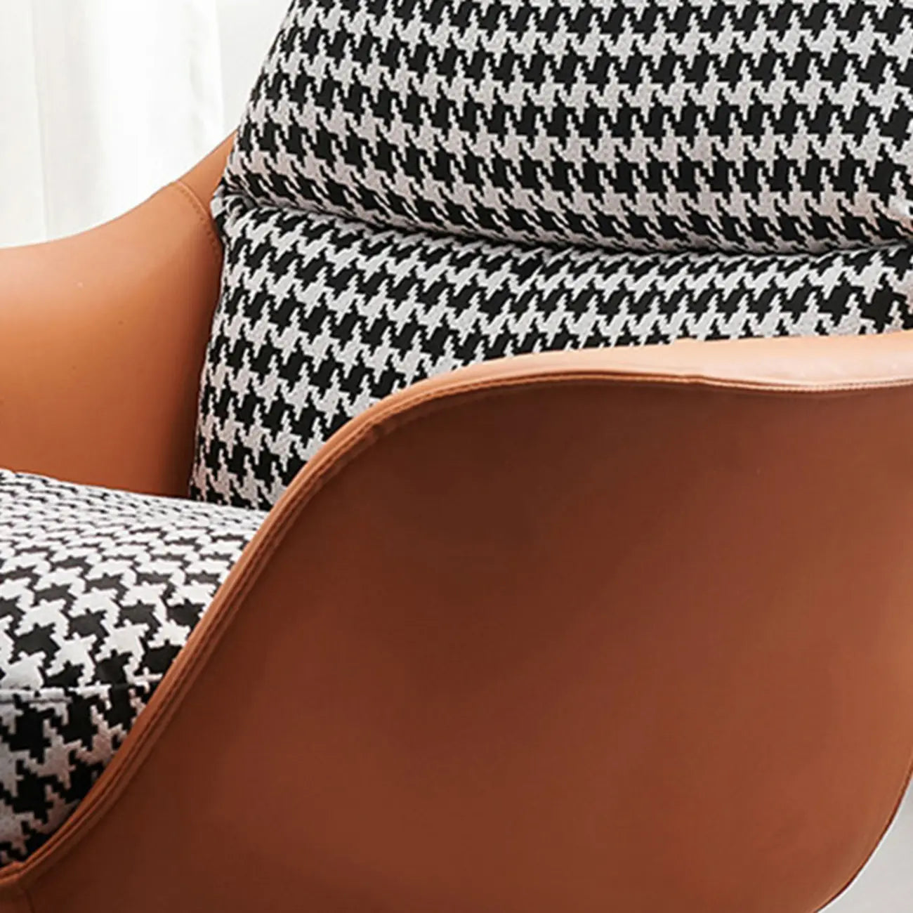 Fauteuil à bascule rembourré à motif pied-de-poule avec accoudoirs droits