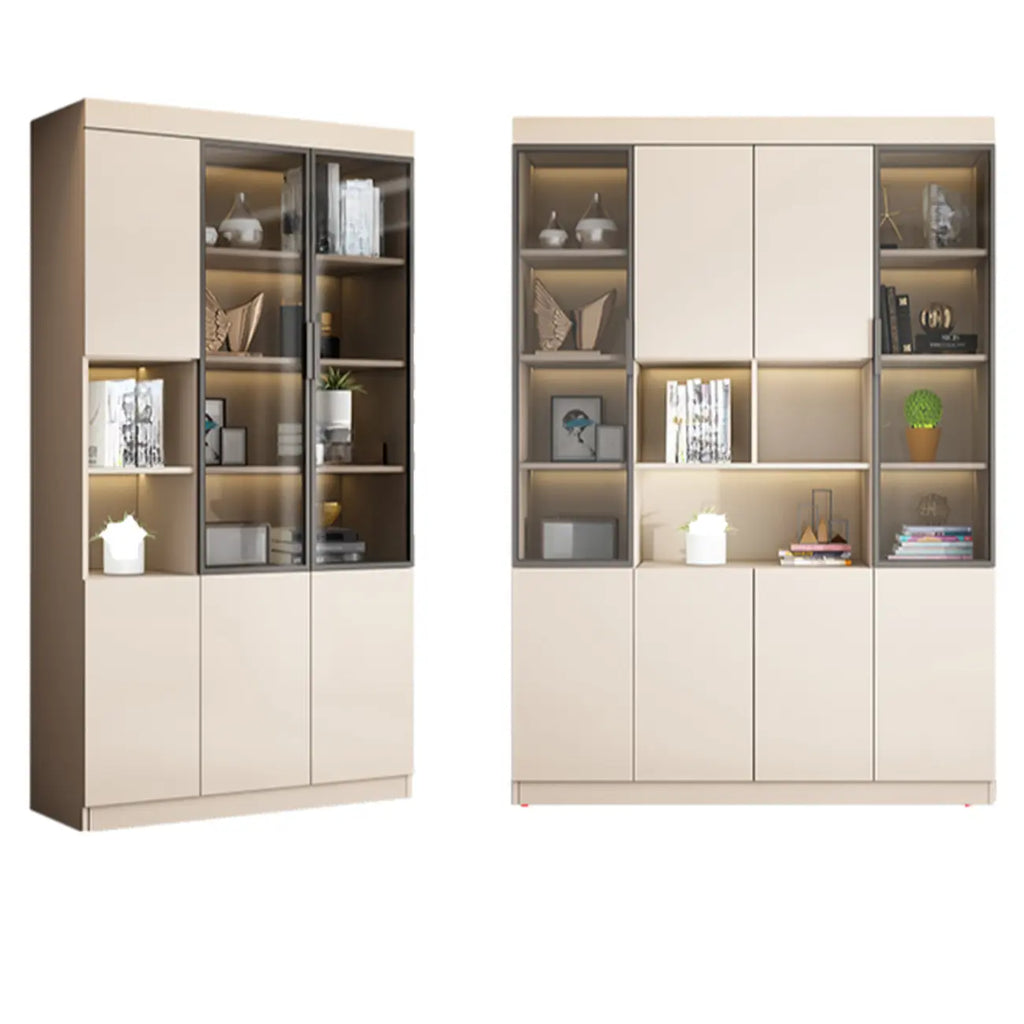 Grande vitrine de rangement ouverte en bois, du sol au plafond