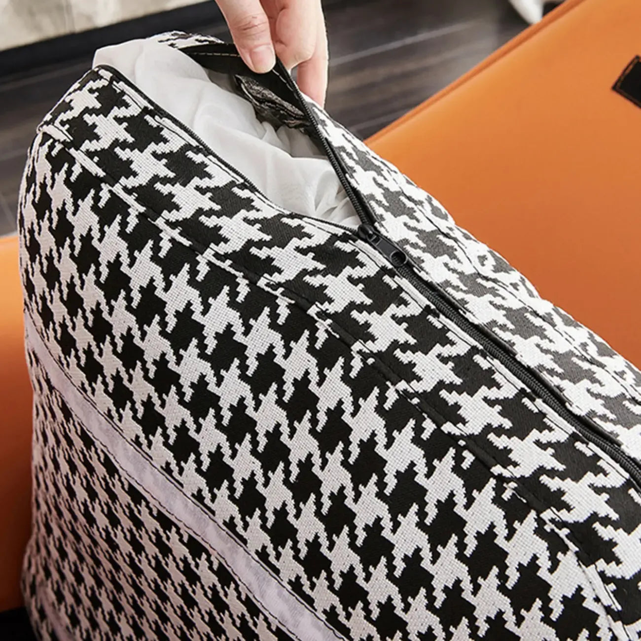 Fauteuil à bascule rembourré à motif pied-de-poule avec accoudoirs droits