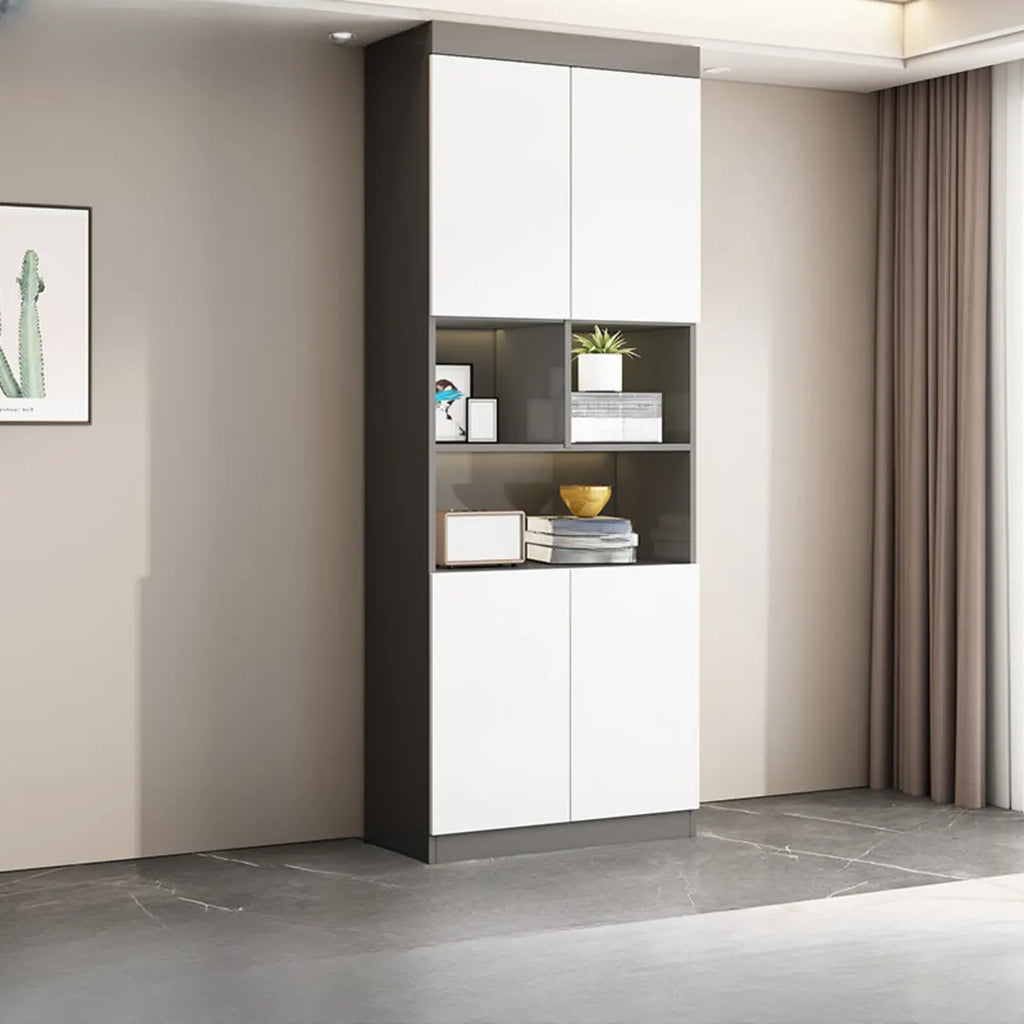 Grande vitrine de rangement ouverte en bois, du sol au plafond