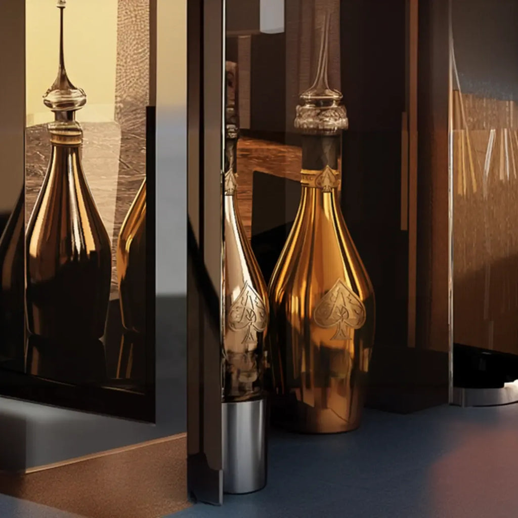 Élégante vitrine en verre avec pieds noirs et dorés