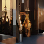 Élégante vitrine en verre avec pieds noirs et dorés