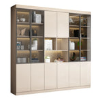 Grande vitrine de rangement ouverte en bois, du sol au plafond
