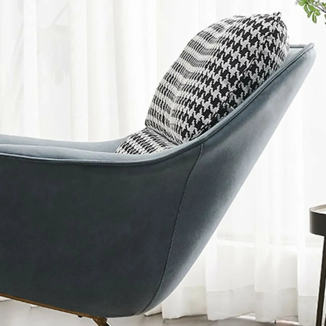 Fauteuil à bascule rembourré à motif pied-de-poule avec accoudoirs droits