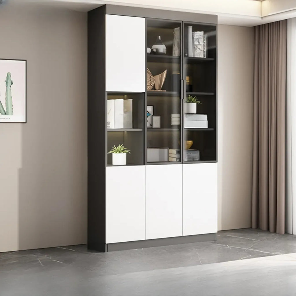 Grande vitrine de rangement ouverte en bois, du sol au plafond