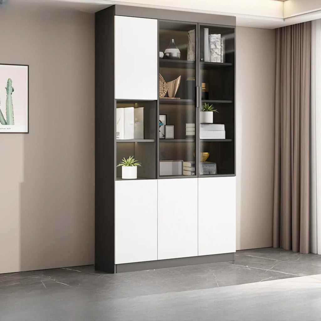 Grande vitrine de rangement ouverte en bois, du sol au plafond