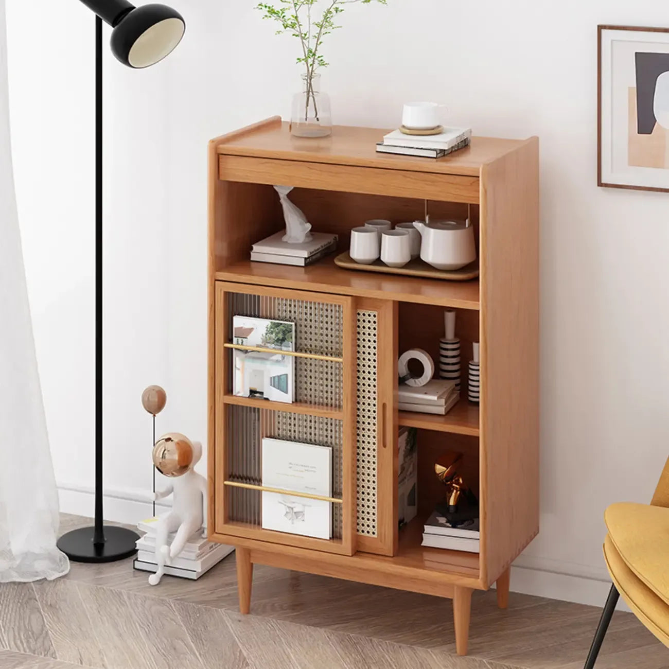 vaisselier de cuisine en bois brun avec portes en rotin