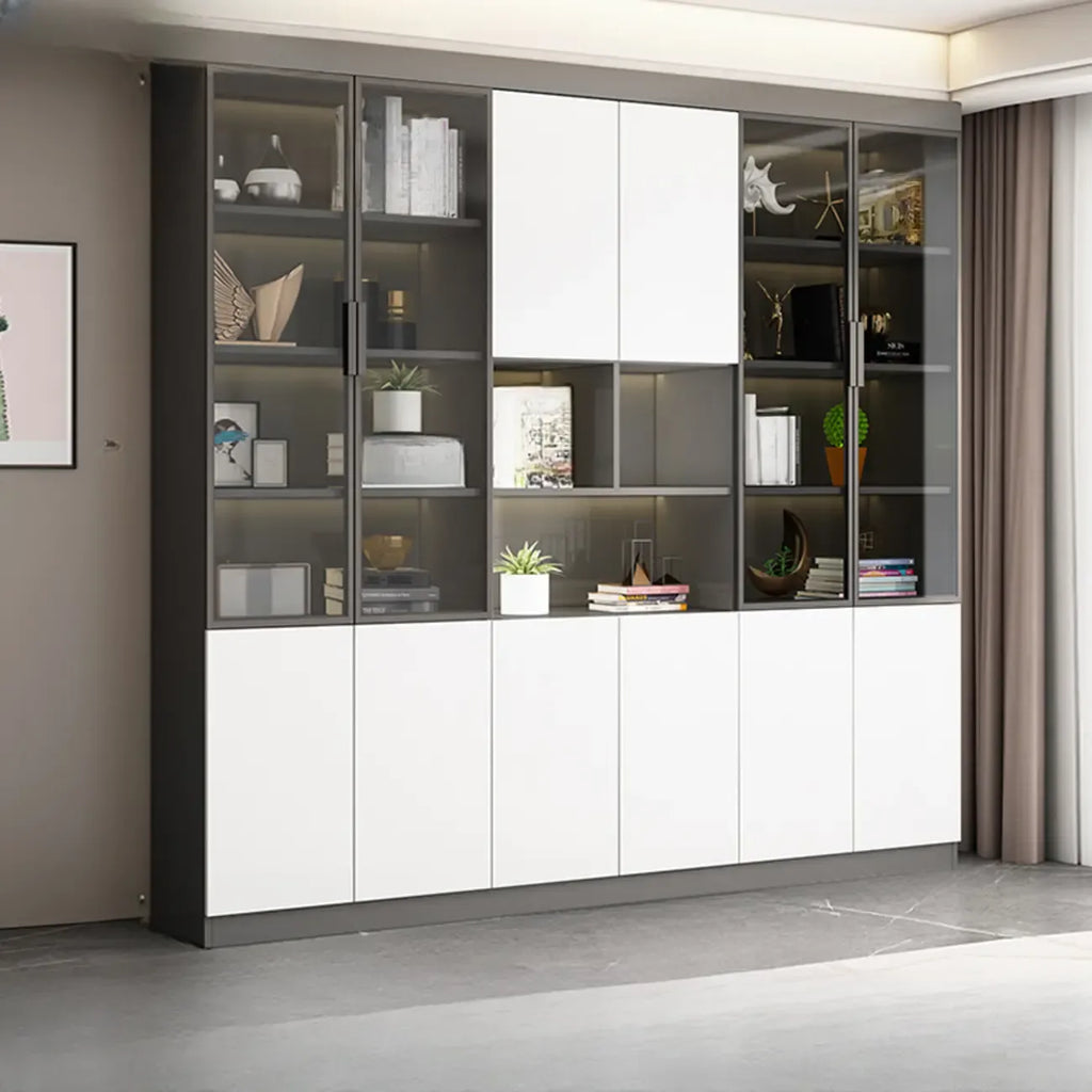 Grande vitrine de rangement ouverte en bois, du sol au plafond