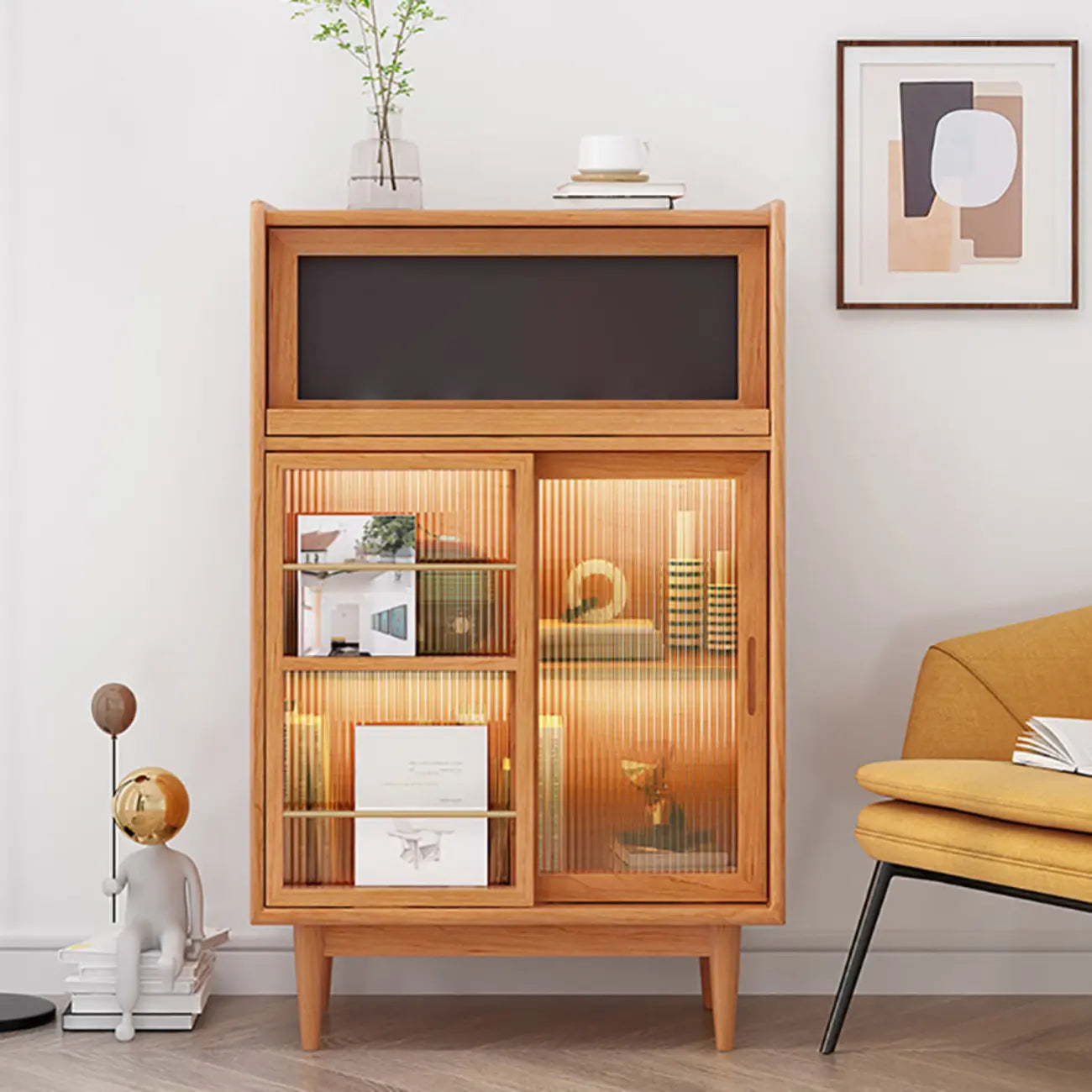 vaisselier de cuisine en bois brun avec portes en rotin