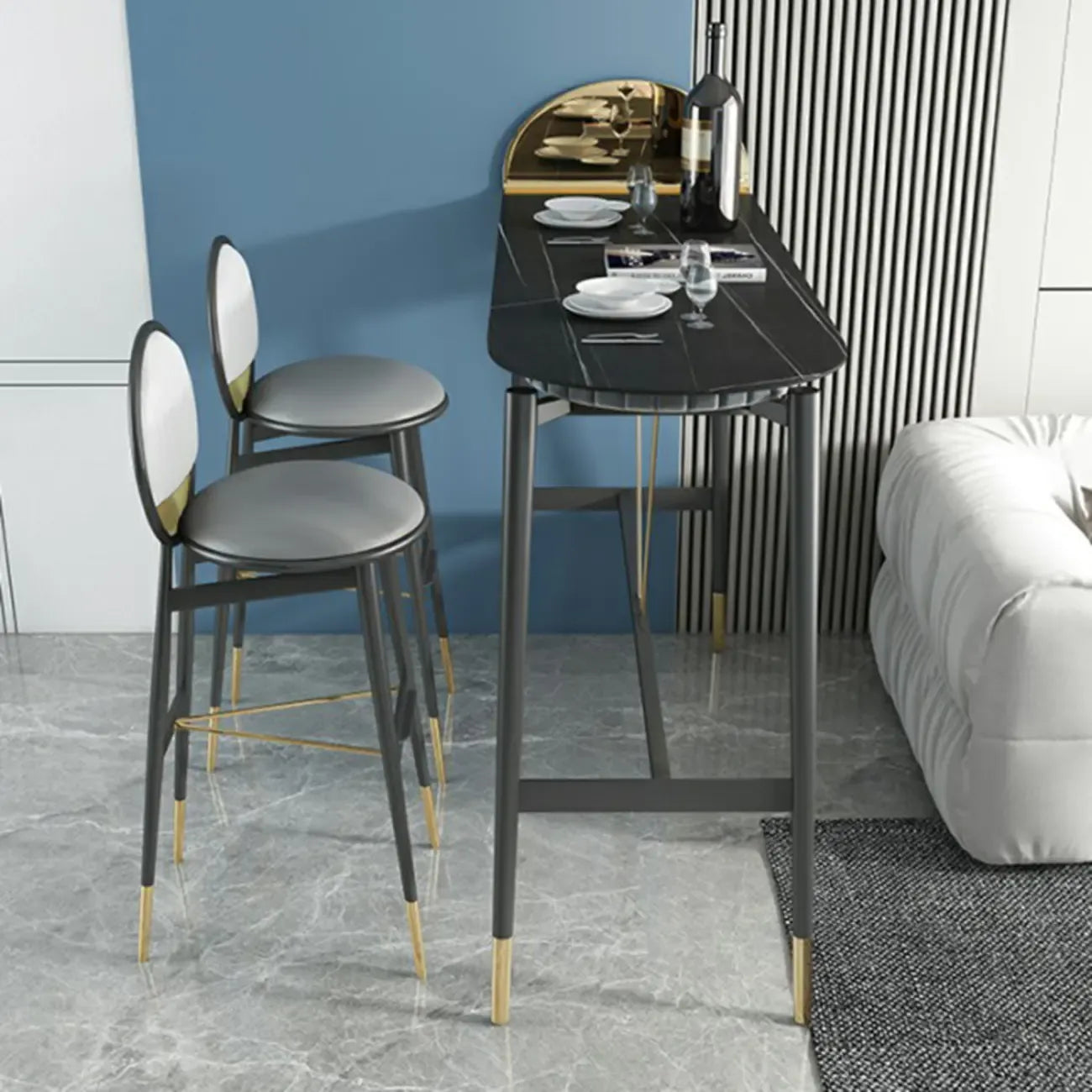 Table de bar design en métal noir avec repose-pieds doré pour intérieur moderne