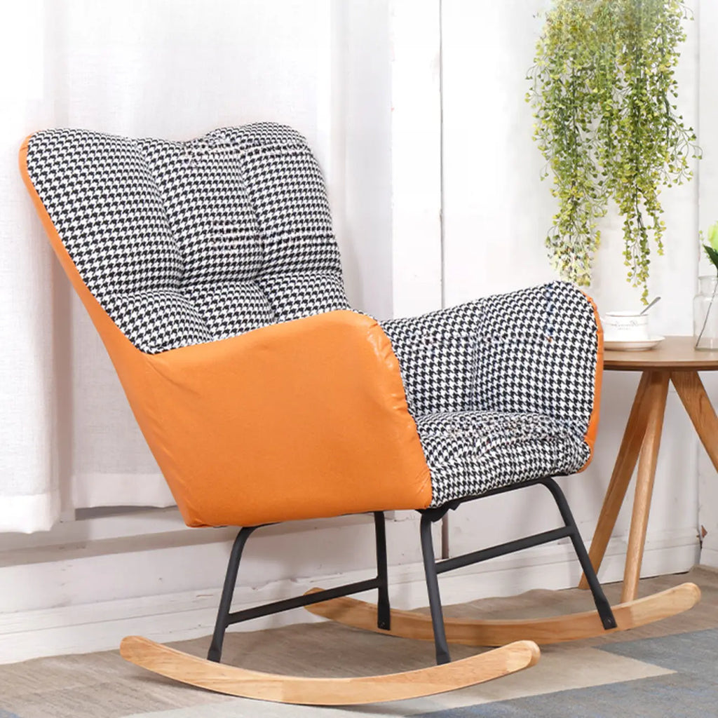 Fauteuil à bascule en bois rembourré de tissu technique avec accoudoirs encastrés