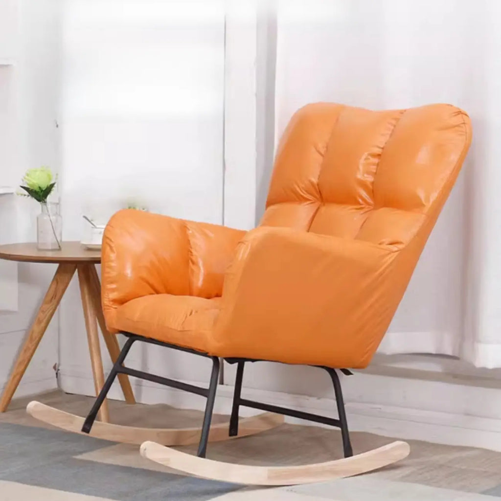 Fauteuil à bascule en bois rembourré de tissu technique avec accoudoirs encastrés