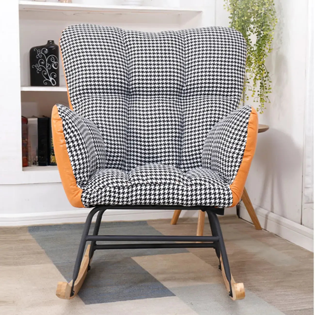 Fauteuil à bascule en bois rembourré de tissu technique avec accoudoirs encastrés