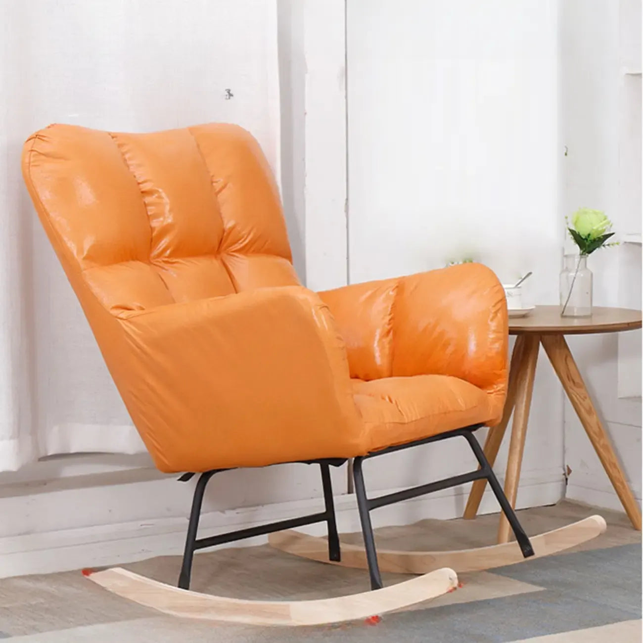 Fauteuil à bascule en bois rembourré de tissu technique avec accoudoirs encastrés