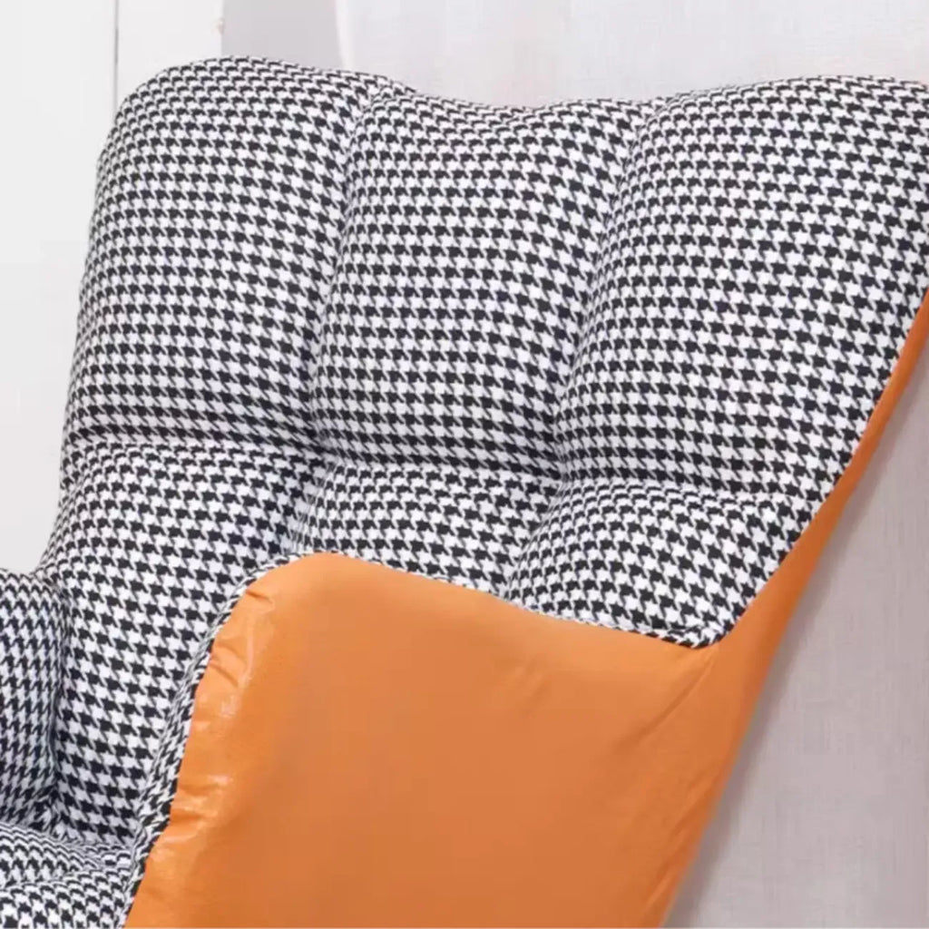 Fauteuil à bascule en bois rembourré de tissu technique avec accoudoirs encastrés
