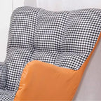 Fauteuil à bascule en bois rembourré de tissu technique avec accoudoirs encastrés