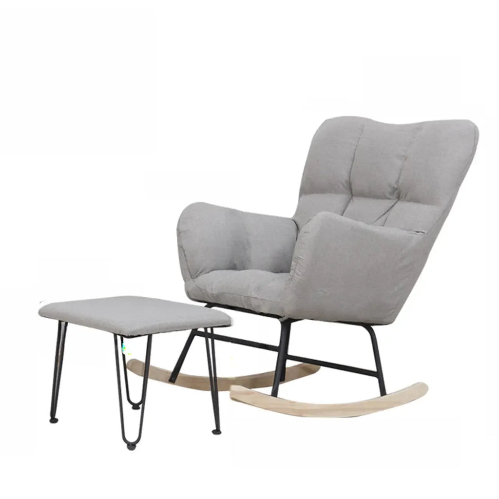 Fauteuil à bascule en bois rembourré de tissu technique avec accoudoirs encastrés