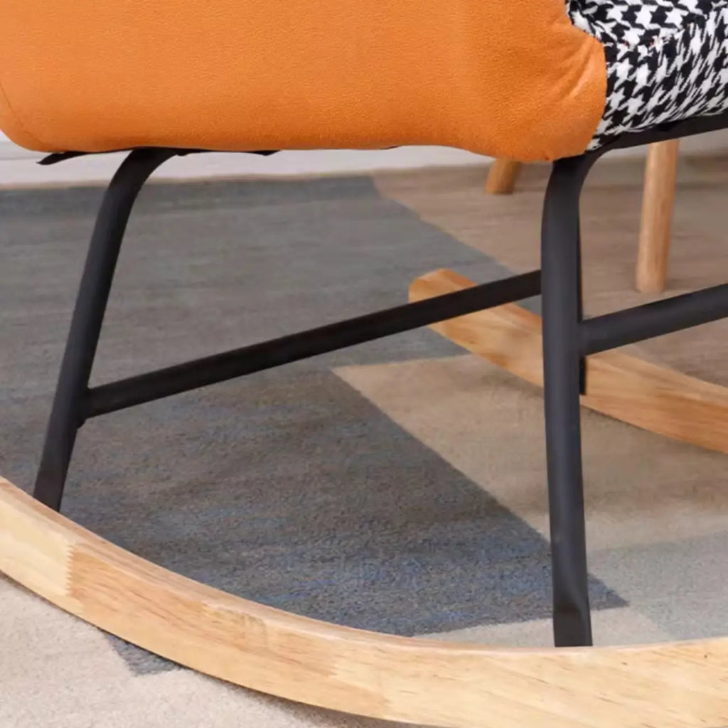 Fauteuil à bascule en bois rembourré de tissu technique avec accoudoirs encastrés