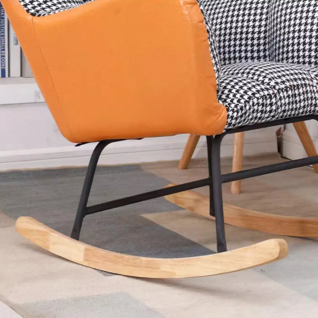 Fauteuil à bascule en bois rembourré de tissu technique avec accoudoirs encastrés