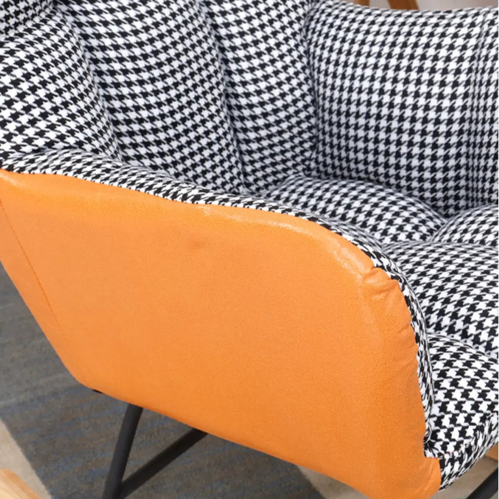 Fauteuil à bascule en bois rembourré de tissu technique avec accoudoirs encastrés