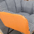 Fauteuil à bascule en bois rembourré de tissu technique avec accoudoirs encastrés