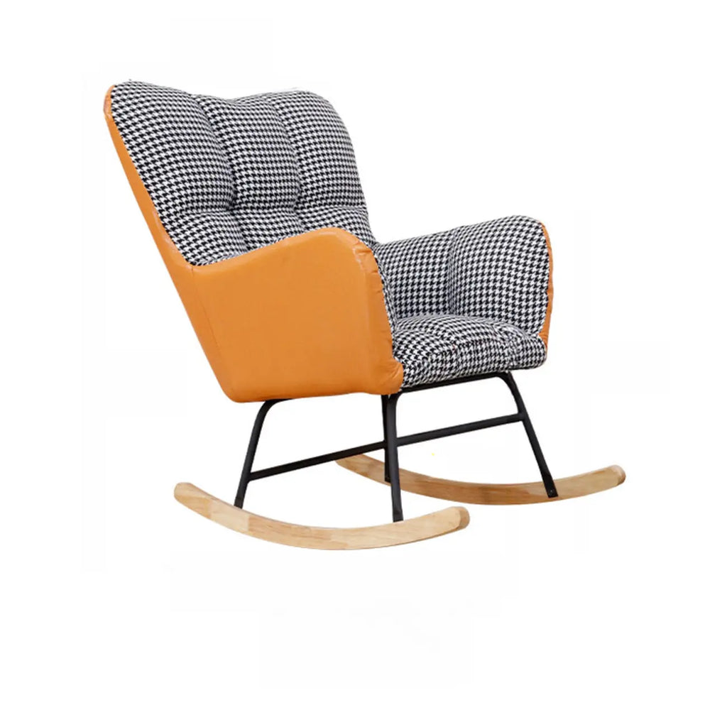 Fauteuil à bascule en bois rembourré de tissu technique avec accoudoirs encastrés