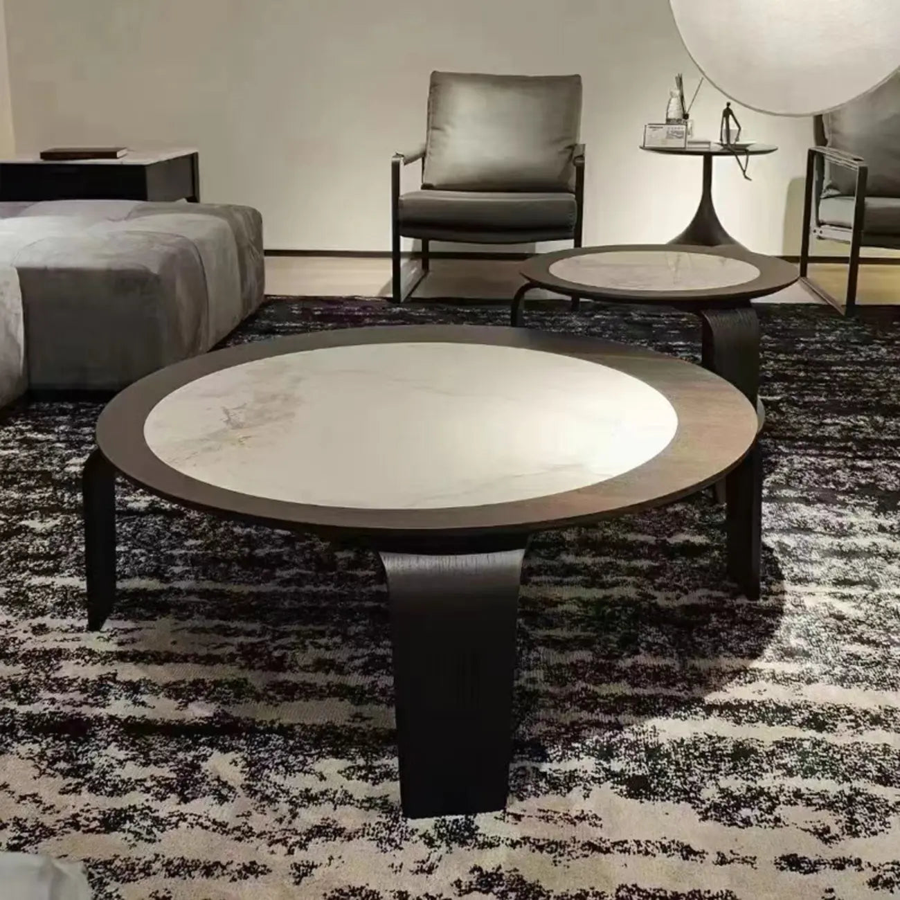 Ensemble de 2 tables basses gigognes rondes en marbre avec base en bois