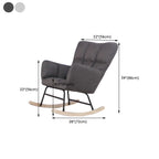 Fauteuil à bascule en bois rembourré de tissu technique avec accoudoirs encastrés