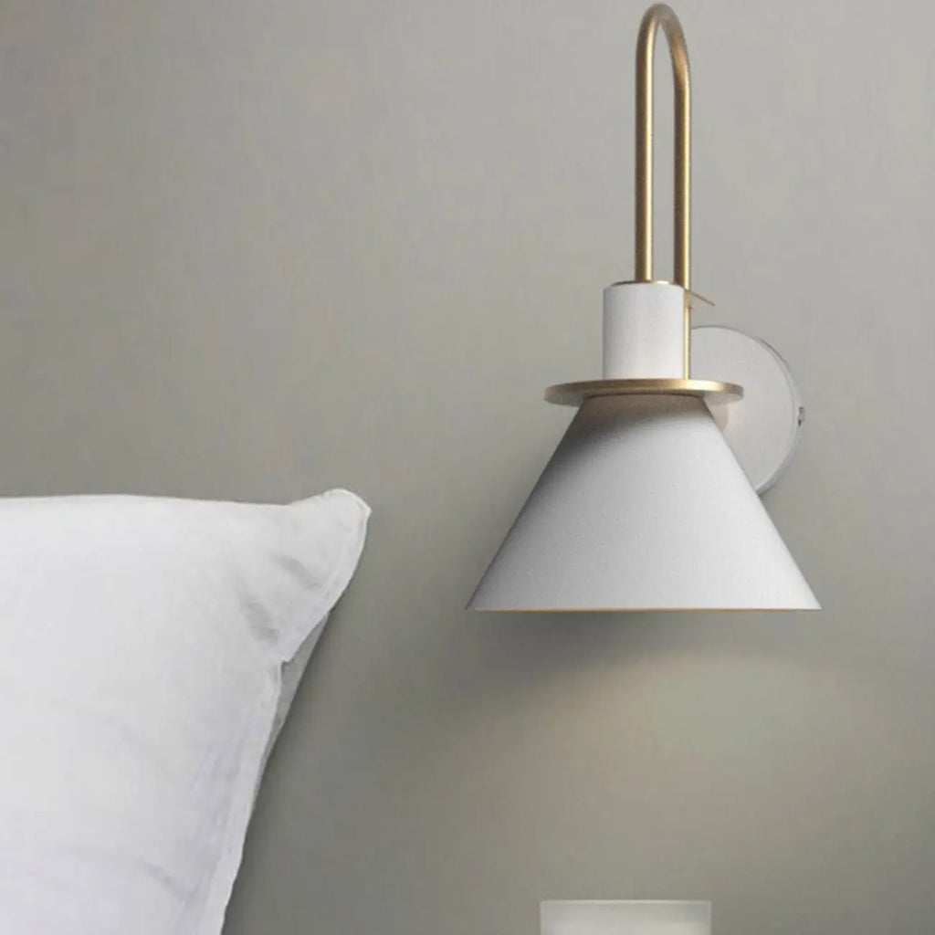 Applique murale moderne conique à une lumière pour salle de bain avec abat-jour en fer