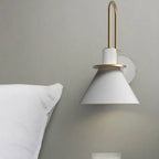 Applique murale moderne conique à une lumière pour salle de bain avec abat-jour en fer