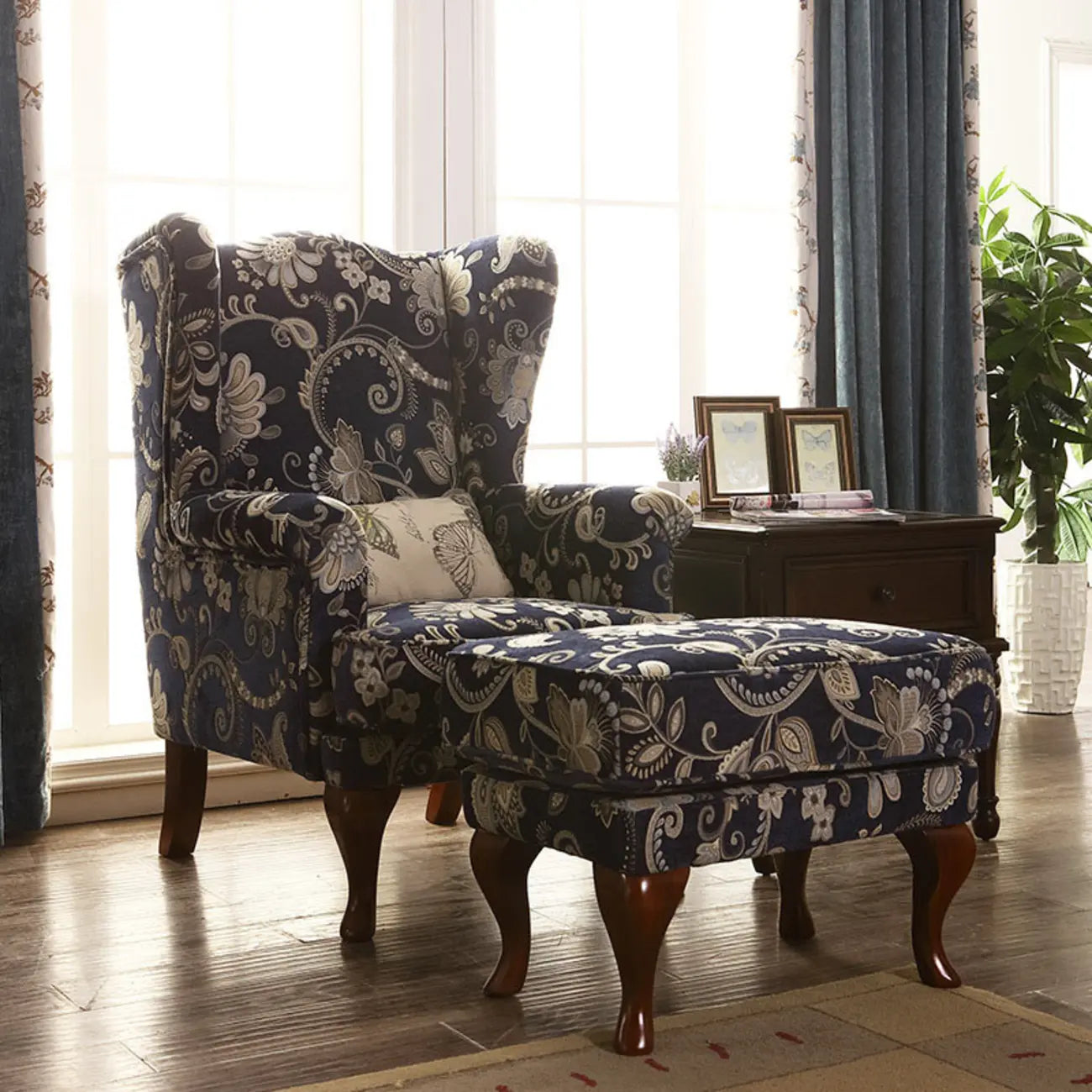Fauteuil à oreilles traditionnel en tissu avec repose-pieds pour salon