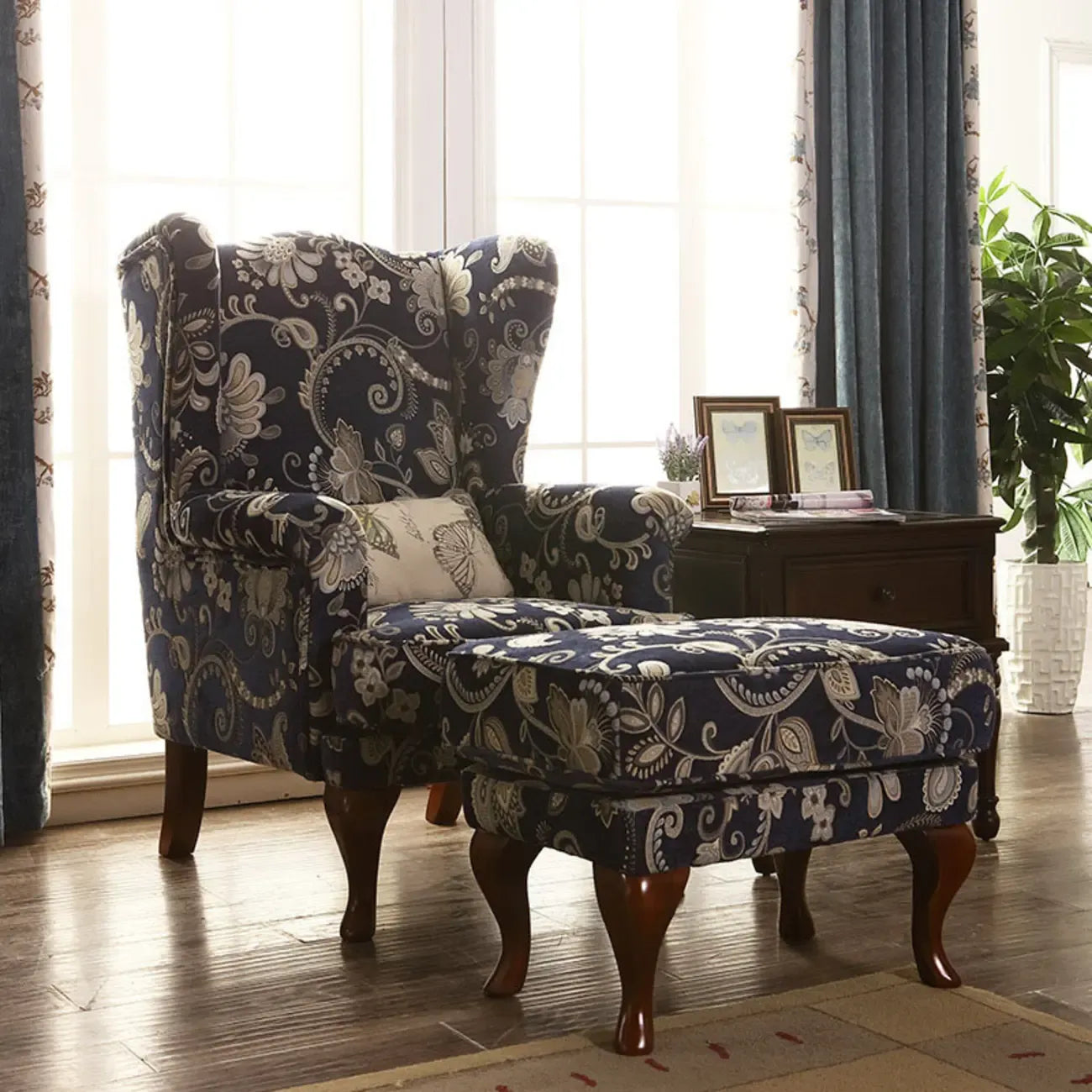 Fauteuil à oreilles traditionnel en tissu avec repose-pieds pour salon
