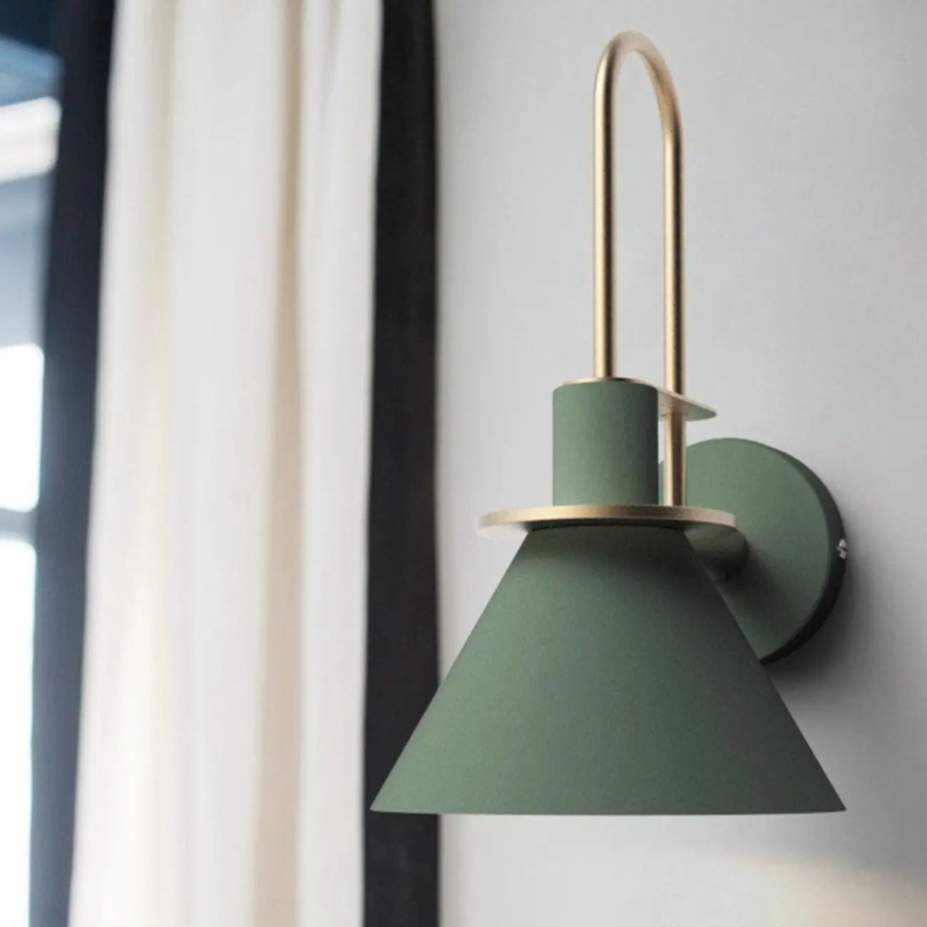 Applique murale moderne conique à une lumière pour salle de bain avec abat-jour en fer