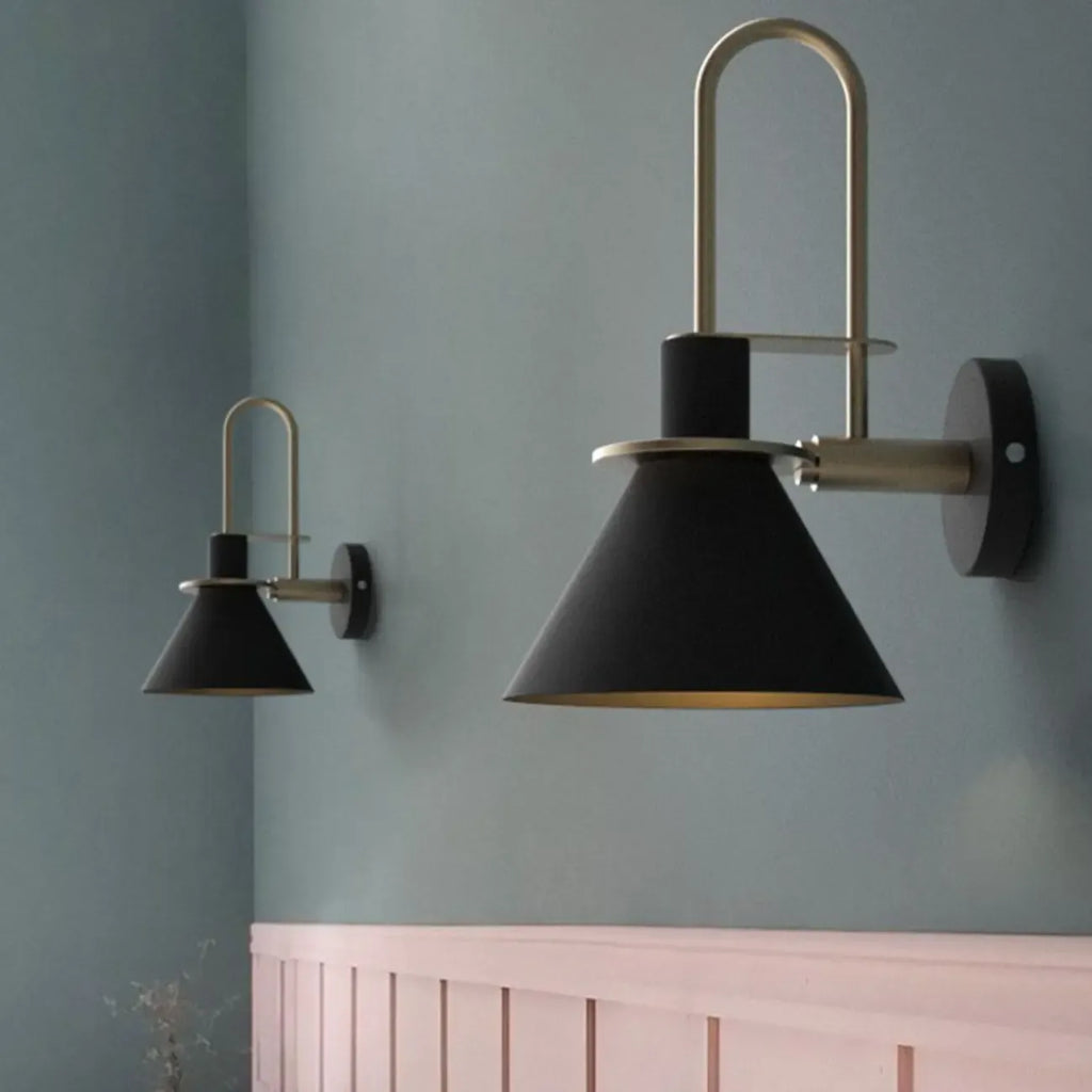 Applique murale moderne conique à une lumière pour salle de bain avec abat-jour en fer