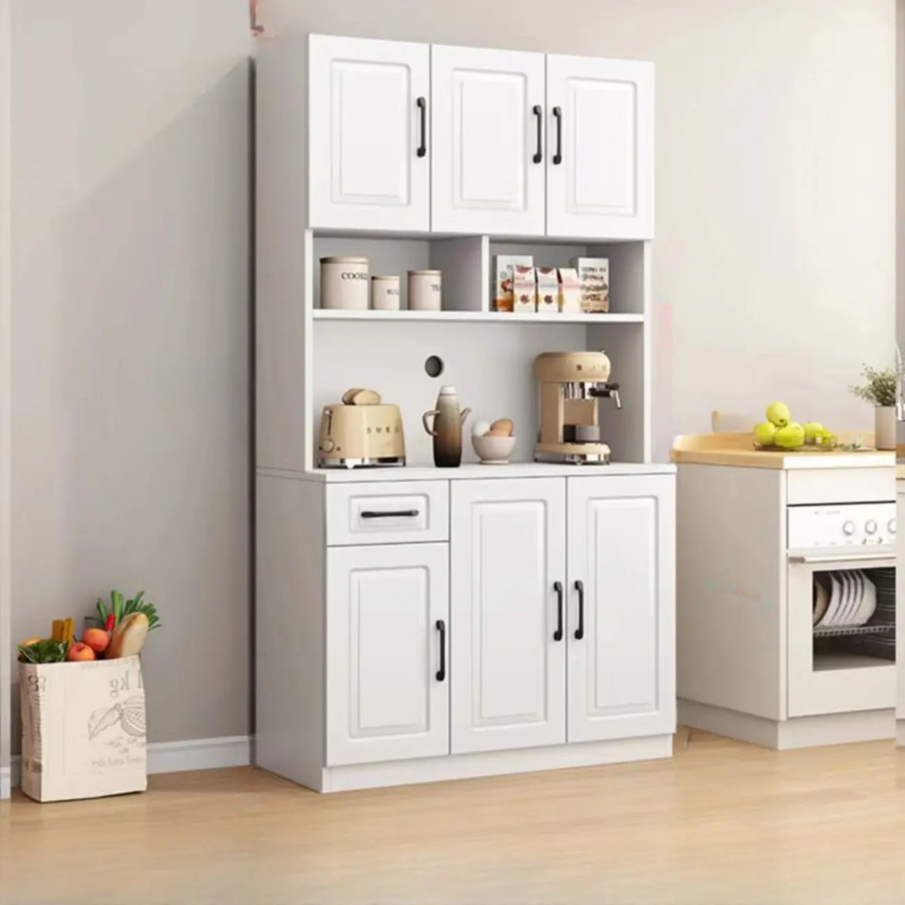 Cuisine avec comptoir en bois blanc et vaisselier ouvert