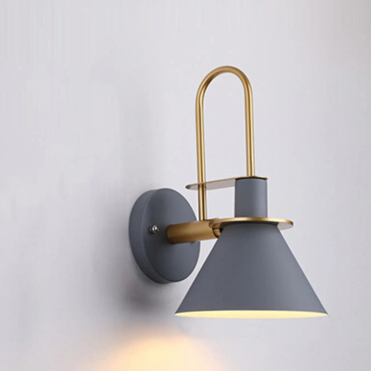 Applique murale moderne conique à une lumière pour salle de bain avec abat-jour en fer