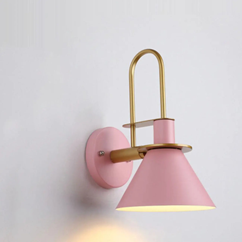 Applique murale moderne conique à une lumière pour salle de bain avec abat-jour en fer