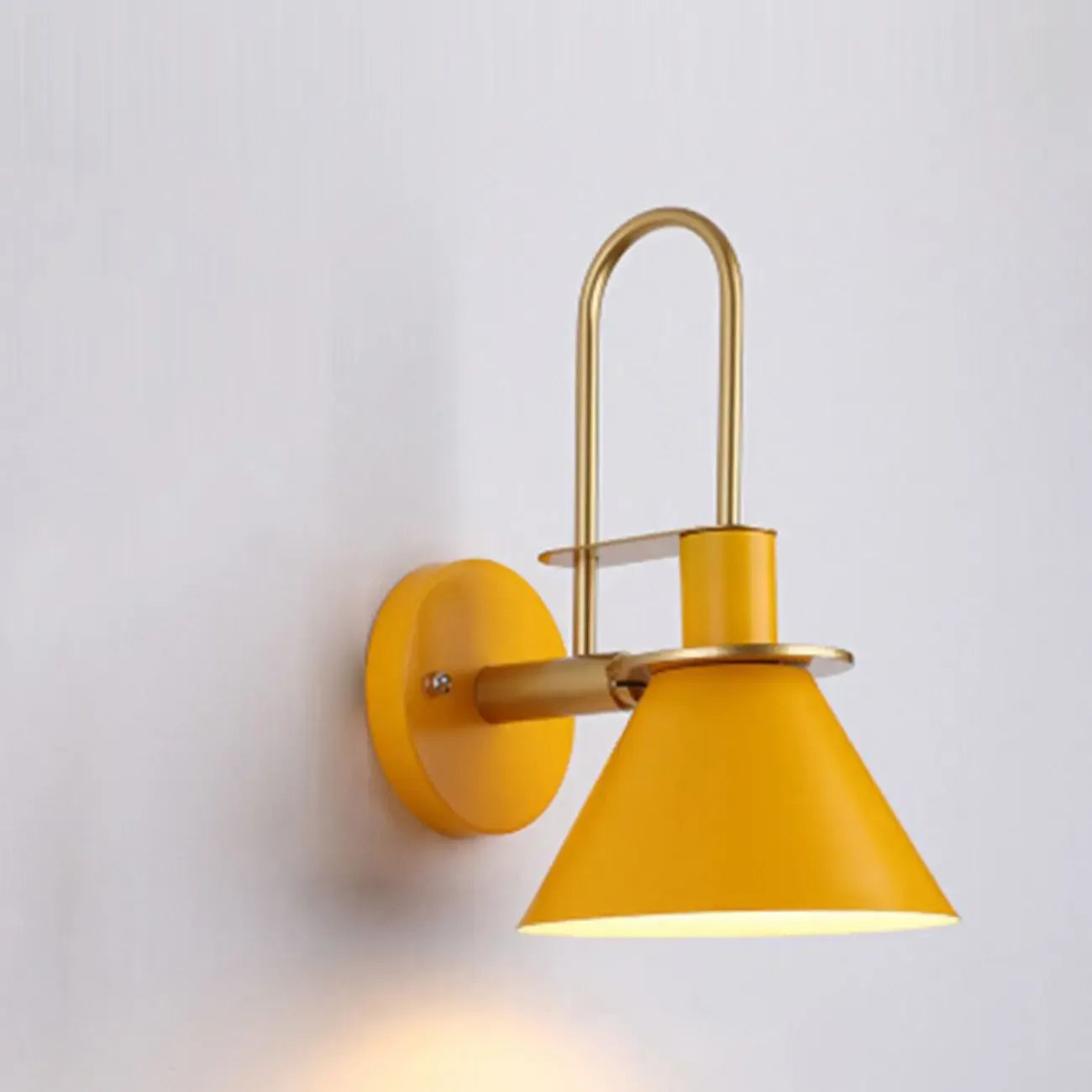 Applique murale moderne conique à une lumière pour salle de bain avec abat-jour en fer