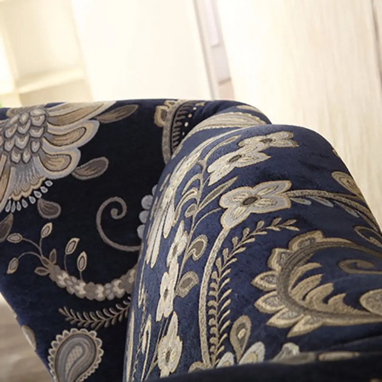 Fauteuil à oreilles traditionnel en tissu avec repose-pieds pour salon