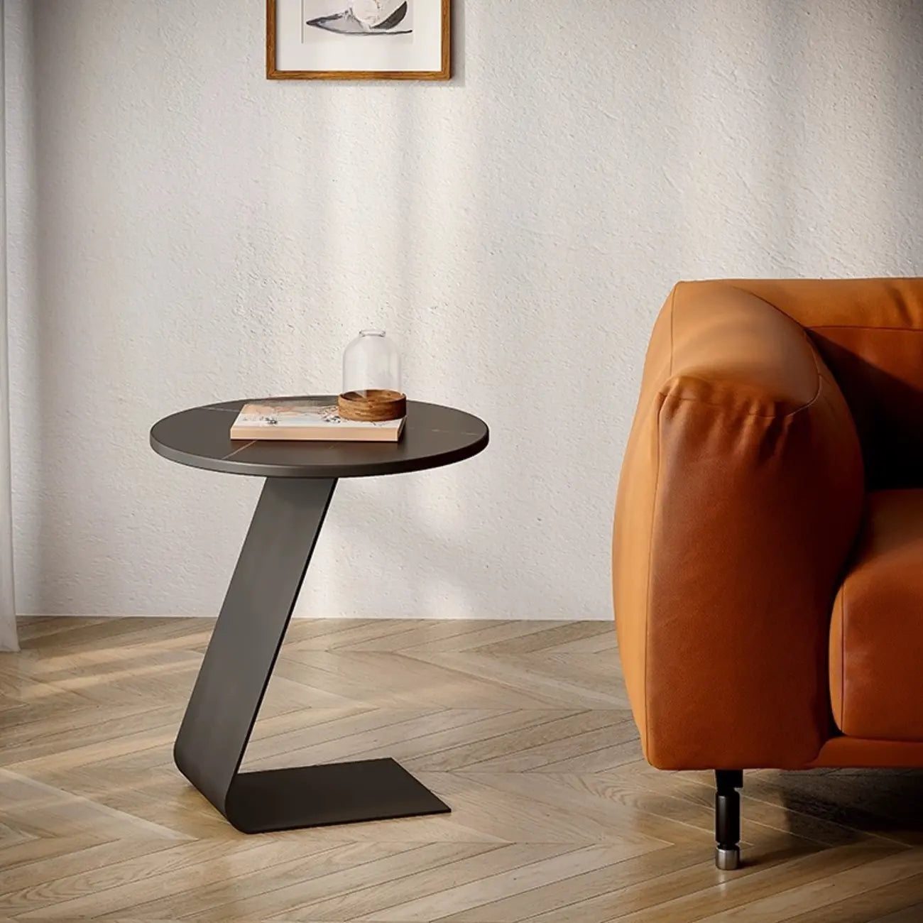 Table d'appoint ronde en marbre avec base en métal noir et forme en C, idéale pour un canapé.