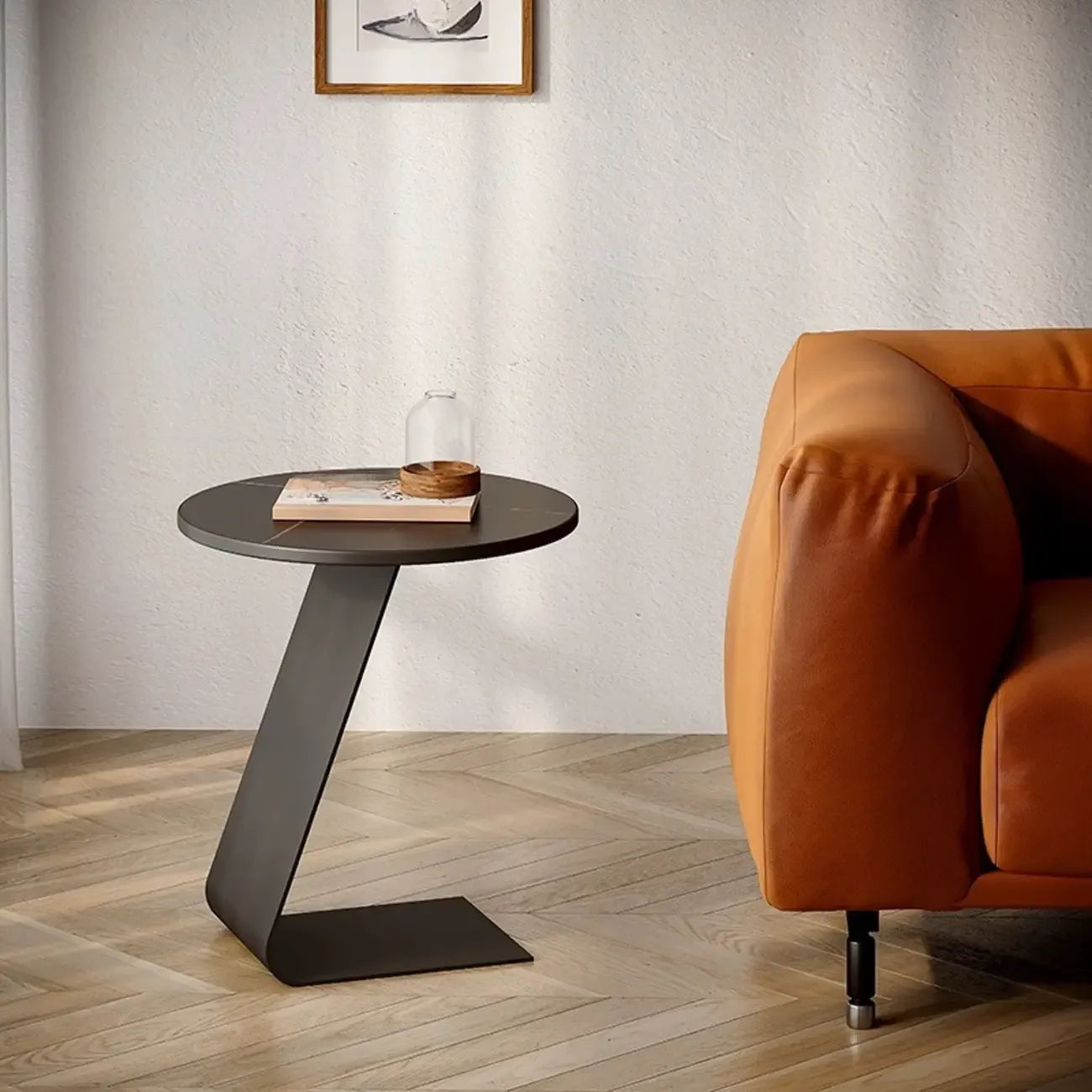 Table d'appoint ronde en marbre avec base en métal noir et forme en C, idéale pour un canapé.