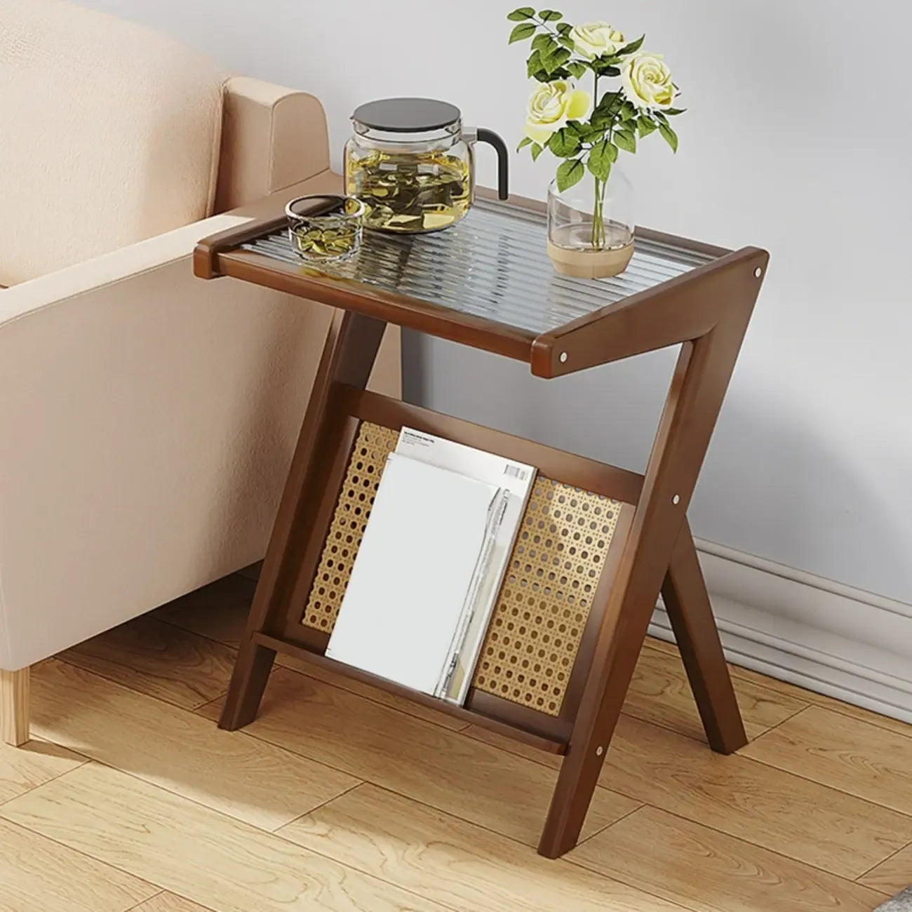 Table d'appoint avec plateau en verre et porte-revues pour salon