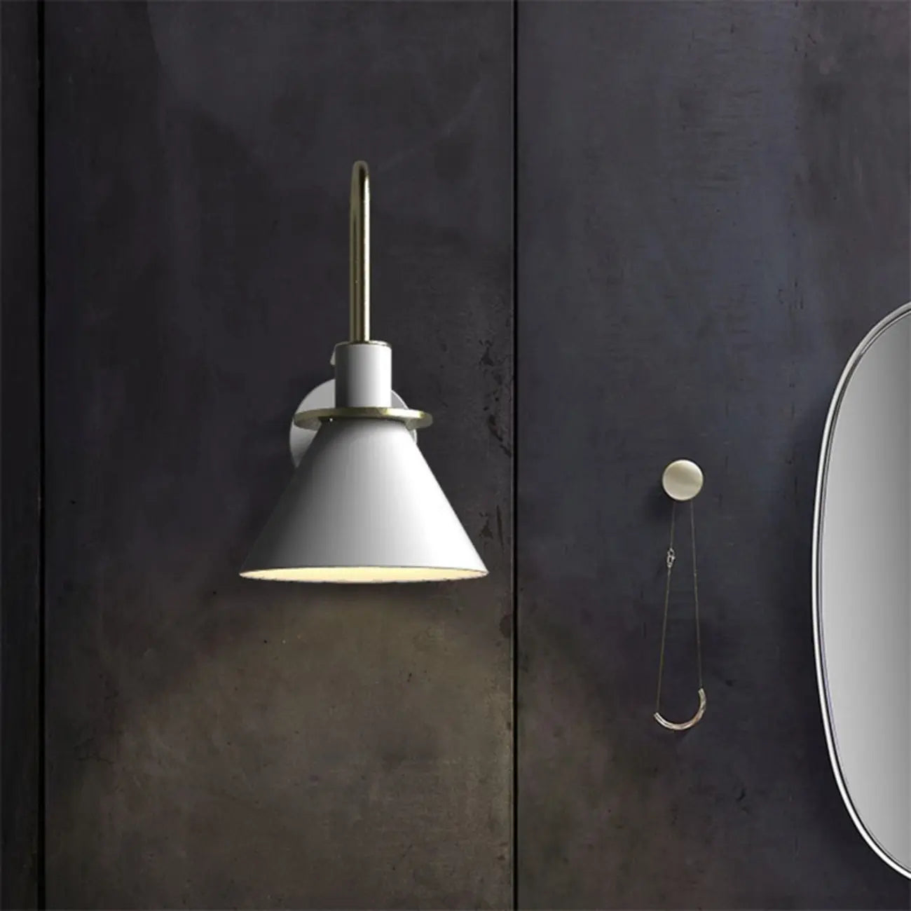 Applique murale moderne conique à une lumière pour salle de bain avec abat-jour en fer