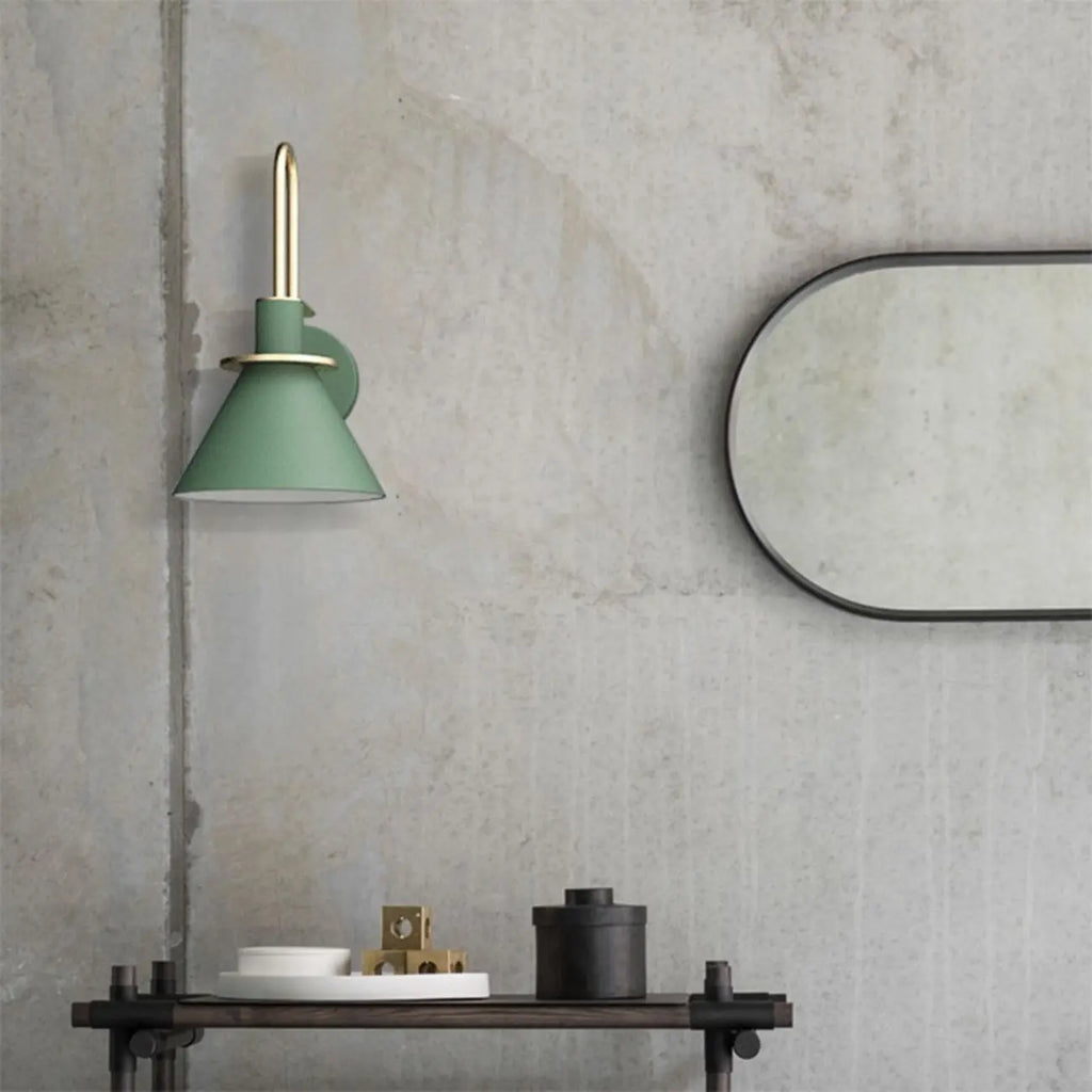 Applique murale moderne conique à une lumière pour salle de bain avec abat-jour en fer