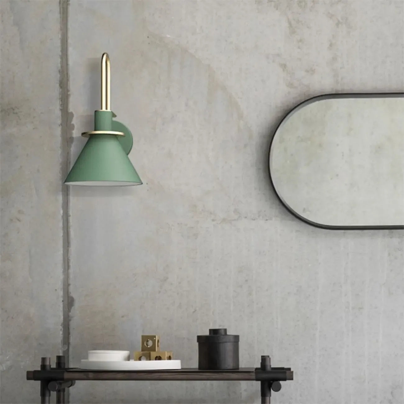 Applique murale moderne conique à une lumière pour salle de bain avec abat-jour en fer