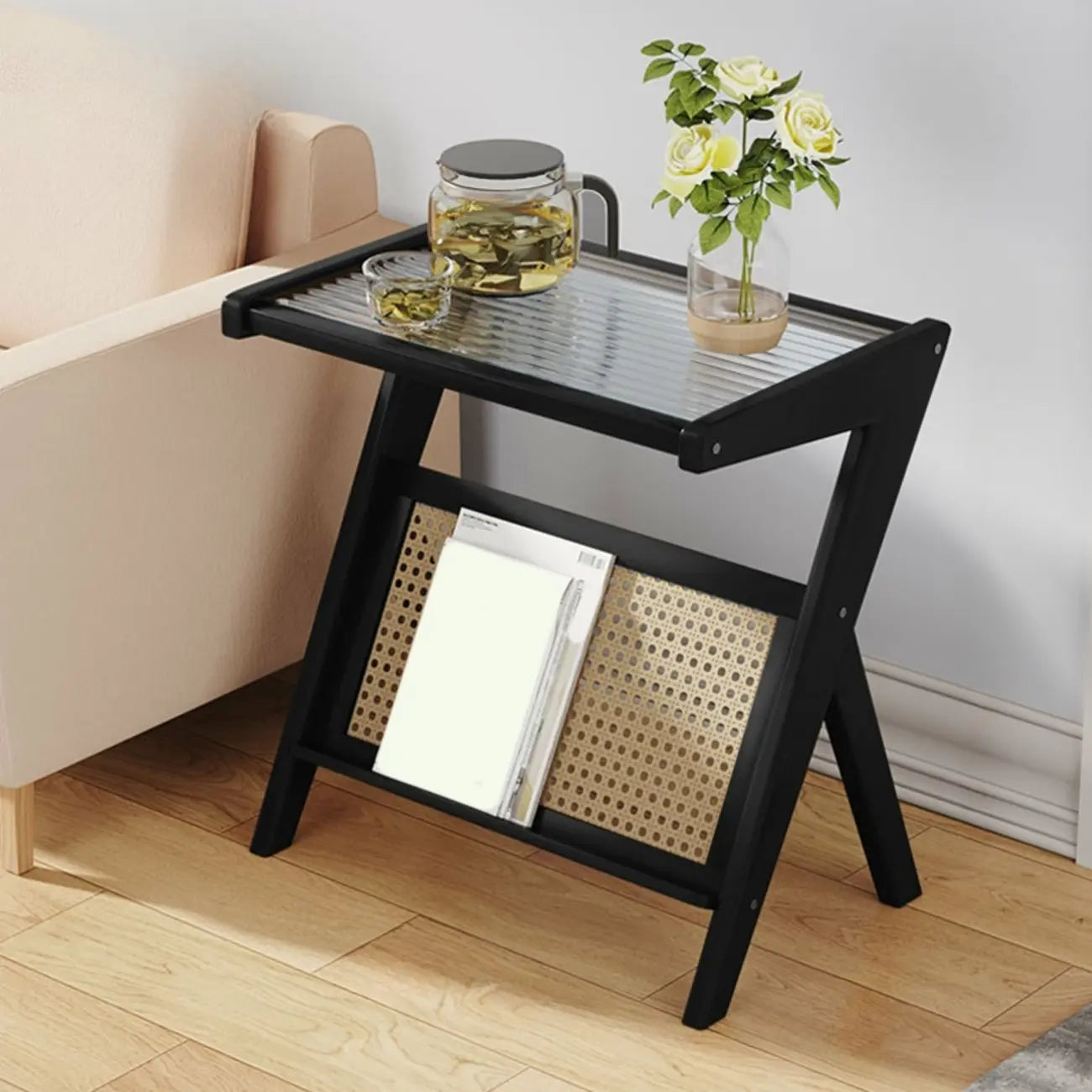 Table d'appoint avec plateau en verre et porte-revues pour salon