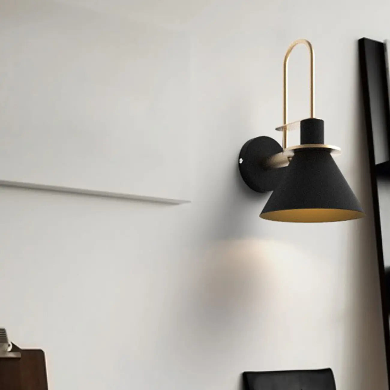 Applique murale moderne conique à une lumière pour salle de bain avec abat-jour en fer