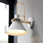 Applique murale moderne conique à une lumière pour salle de bain avec abat-jour en fer