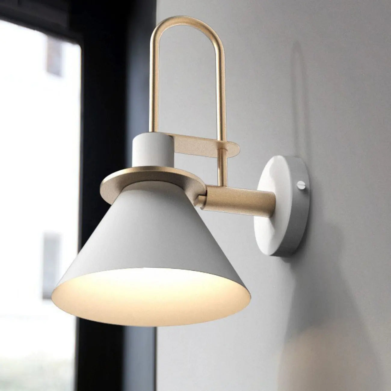 Applique murale moderne conique à une lumière pour salle de bain avec abat-jour en fer